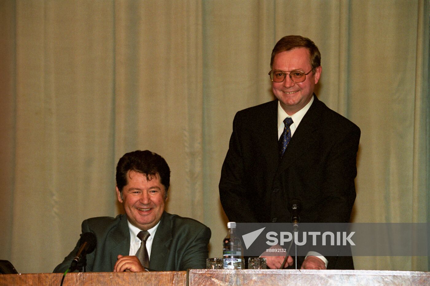Sergei Stepashin and Vladimir Shcherbak at Government meeting
