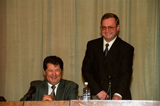 Sergei Stepashin and Vladimir Shcherbak at Government meeting