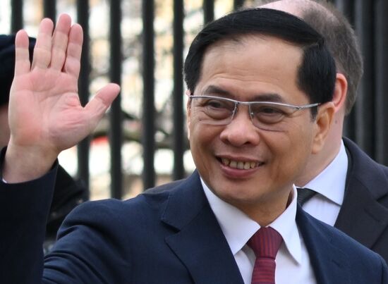 Russia Vietnam Wreath Laying