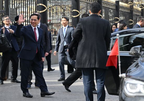 Russia Vietnam Wreath Laying