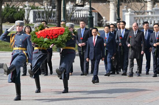 Russia Vietnam Wreath Laying
