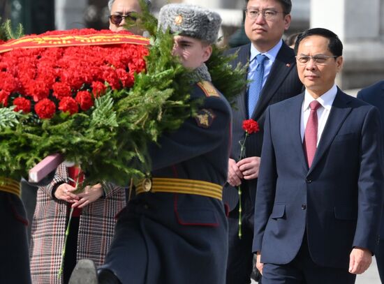 Russia Vietnam Wreath Laying