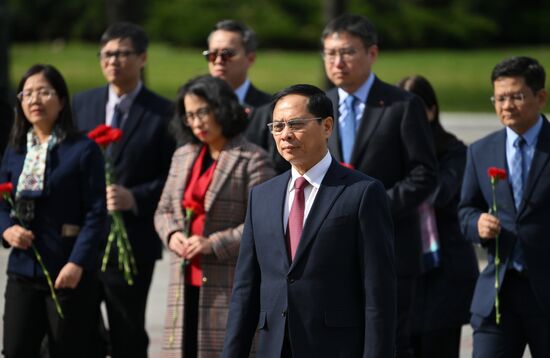 Russia Vietnam Wreath Laying