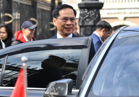 Russia Vietnam Wreath Laying