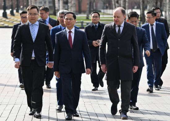 Russia Vietnam Wreath Laying