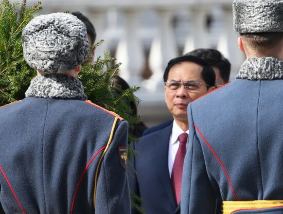 Russia Vietnam Wreath Laying