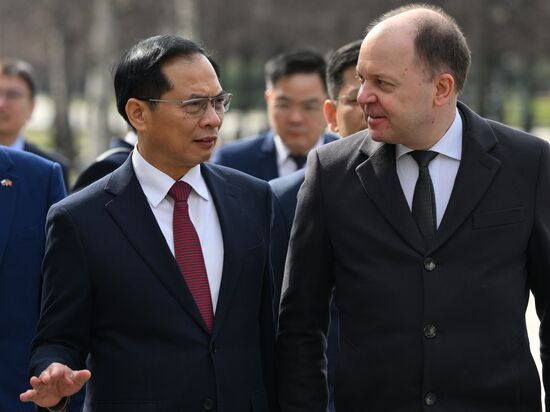 Russia Vietnam Wreath Laying