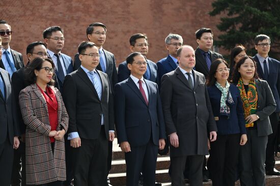 Russia Vietnam Wreath Laying