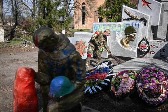 Russia Ukraine Kursk Attack WWII Monument