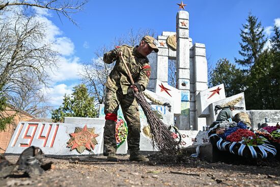 Russia Ukraine Kursk Attack WWII Monument