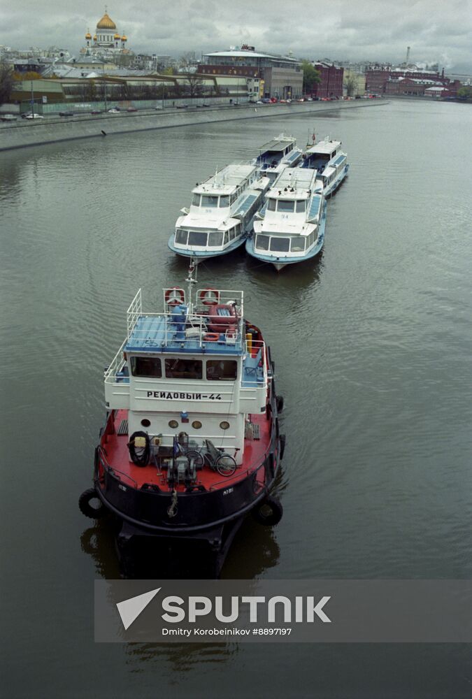 Ending navigation season on Moskva River
