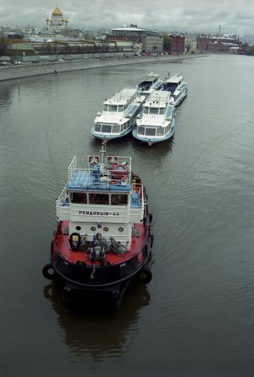 Ending navigation season on Moskva River