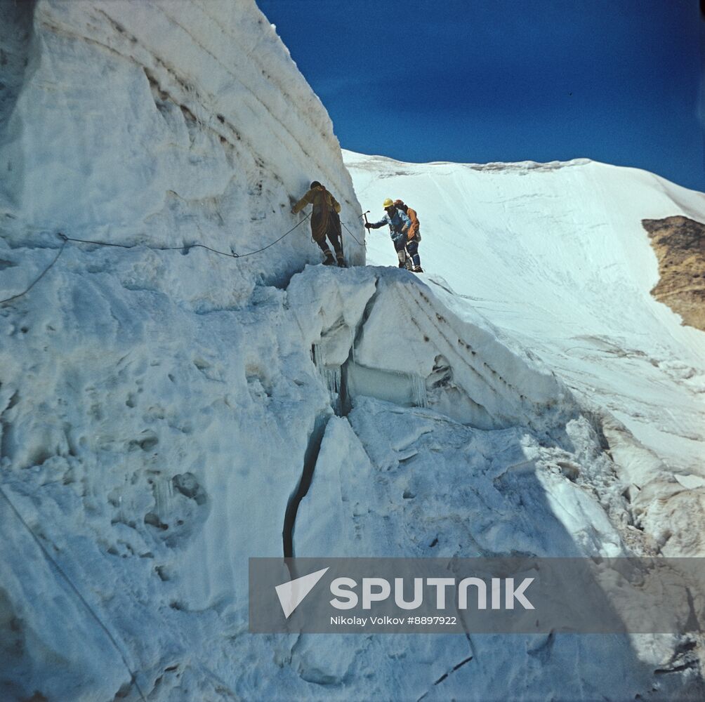 Pamir-79 international mountaniering camp
