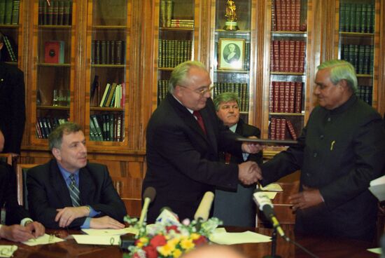 Prime Minister of India Atal Bihari Vajpayee receives DSc degree at Moscow State University