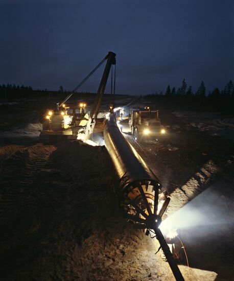 Building gas pipeline in West Siberia