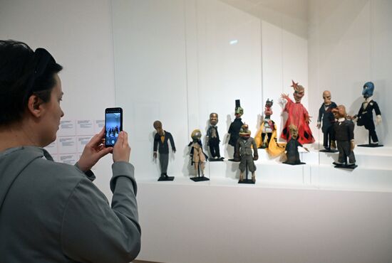 Russia Art Way to East Exhibition