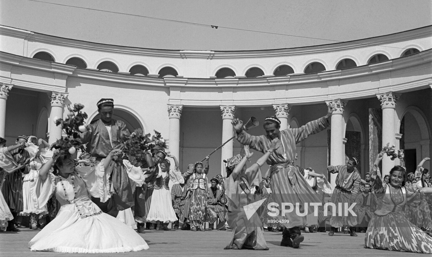 Amateur groups perform folk dances of Uzbekistan