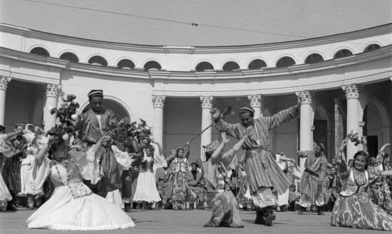 Amateur groups perform folk dances of Uzbekistan
