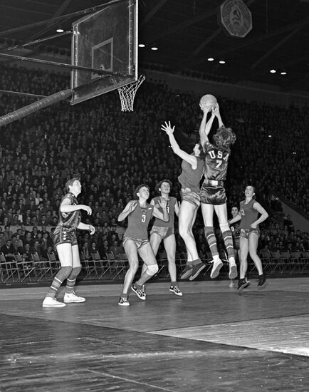 Match between women's USSR and US basketball teams in Moscow