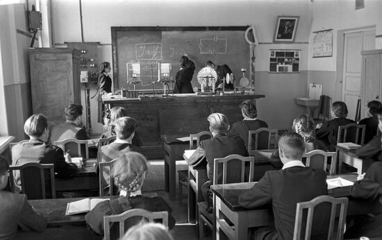Physics lesson in school No.16 in Podolsk