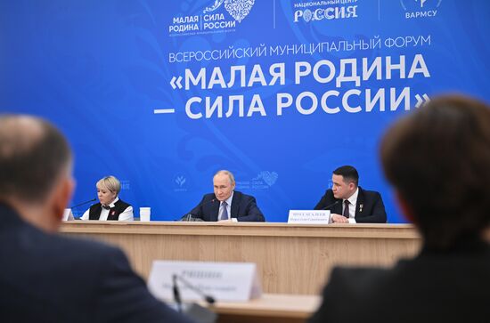 Russia Putin Municipal Forum