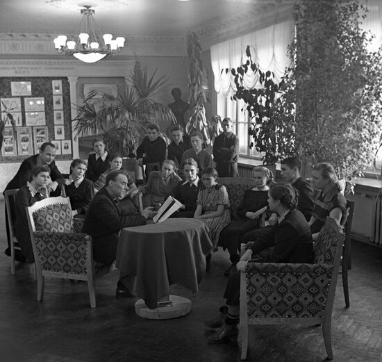 Kostyor Pioneer Theater in Boarding School No. 2