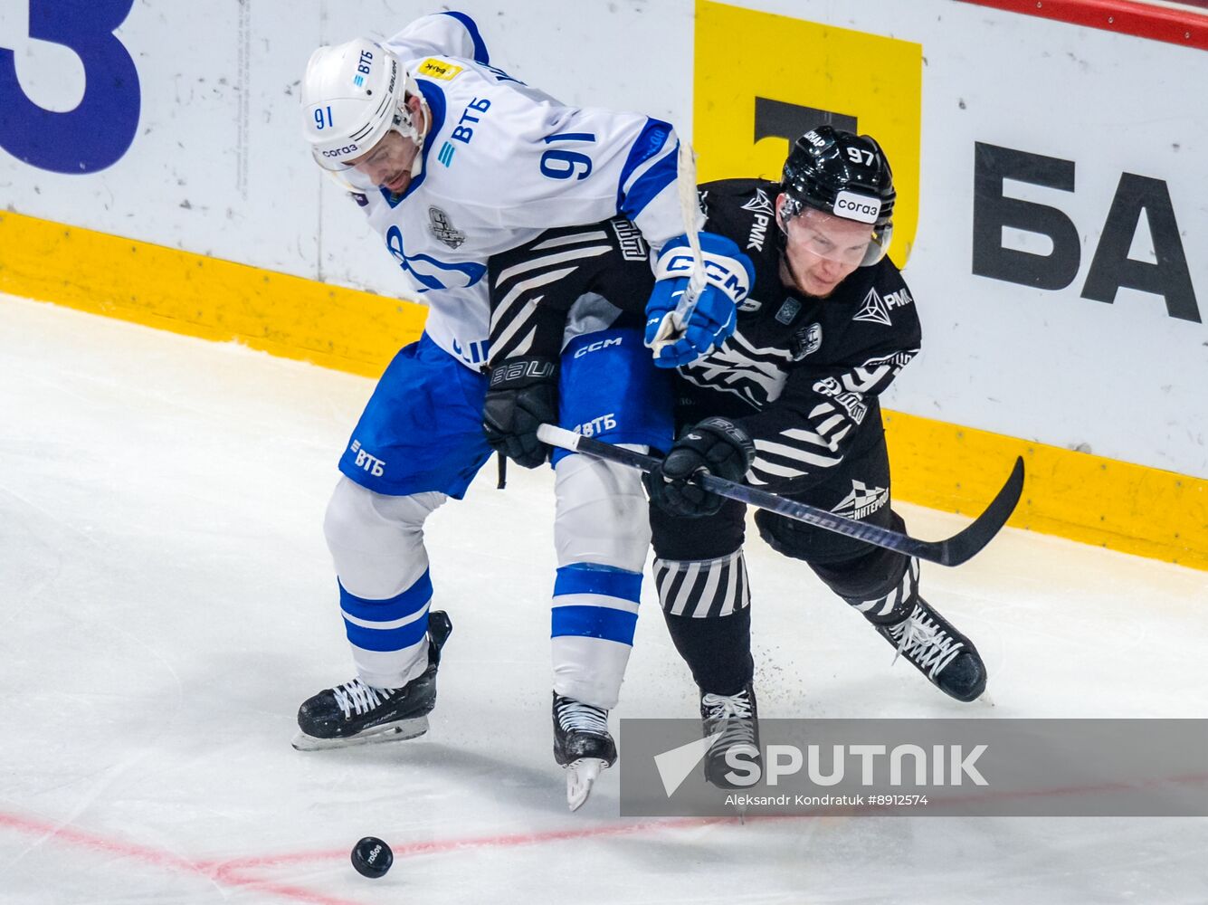Russia Ice Hockey Kontinental League Traktor - Dynamo