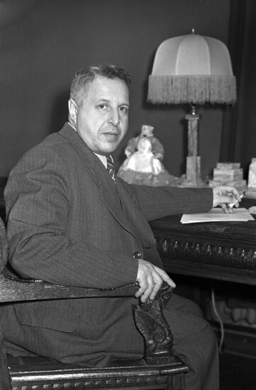 Soviet oncologist and professor Leon Shabad