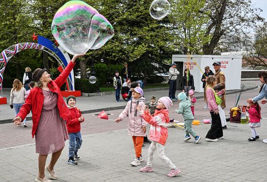 Holidaymakers on Primorye Boulevard in Sevastopol. Location: Russia, Sevastopol. Author: Konstantin Mihalchevskiy/Sputnik. Hero City Sevastopol