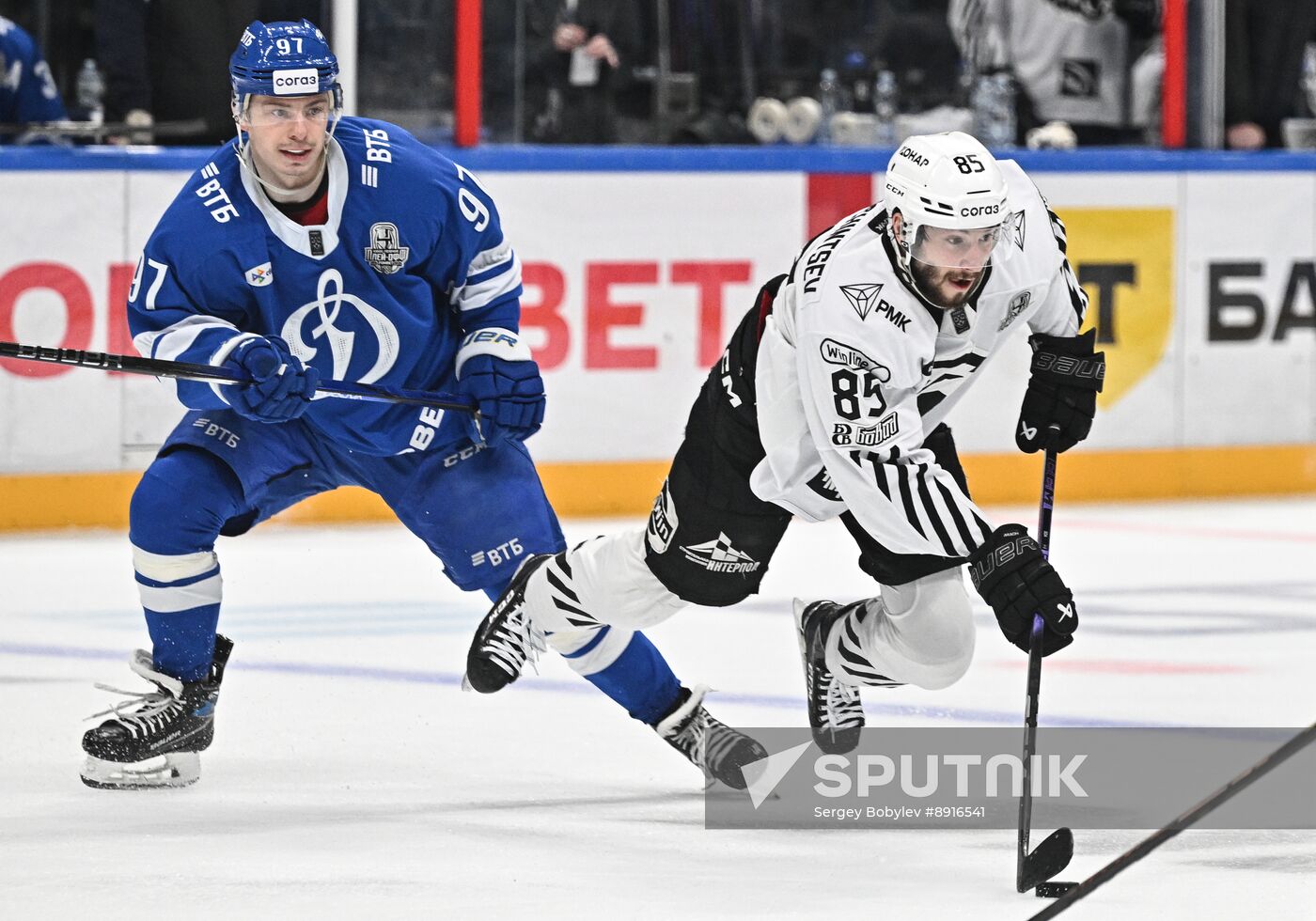 Russia Ice Hockey Kontinental League Dynamo - Traktor