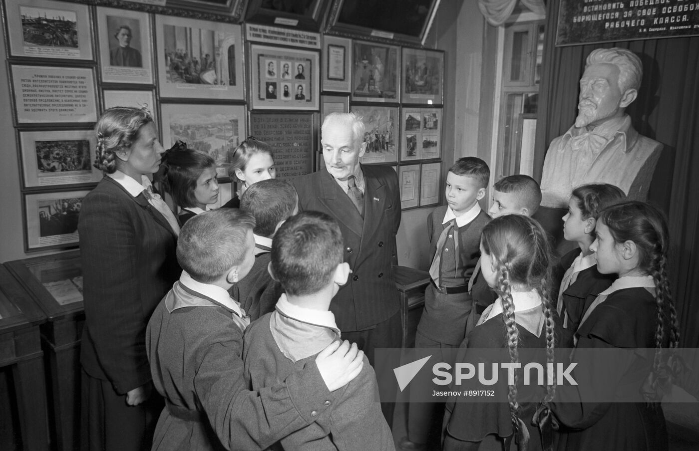 Schoolchildren on guided tour of Nizhny Novgorod Regional History Museum