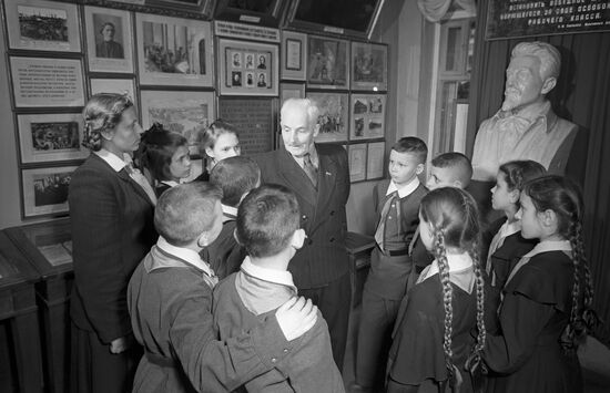 Schoolchildren on guided tour of Nizhny Novgorod Regional History Museum