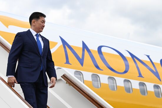 Arrival of President of Mongolia Ukhnaagiin Khurelsukh in Moscow to attend 80th anniversary of Victory