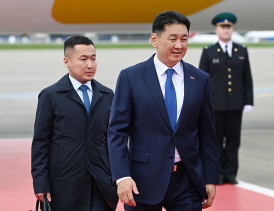 Arrival of President of Mongolia Ukhnaagiin Khurelsukh in Moscow to attend 80th anniversary of Victory