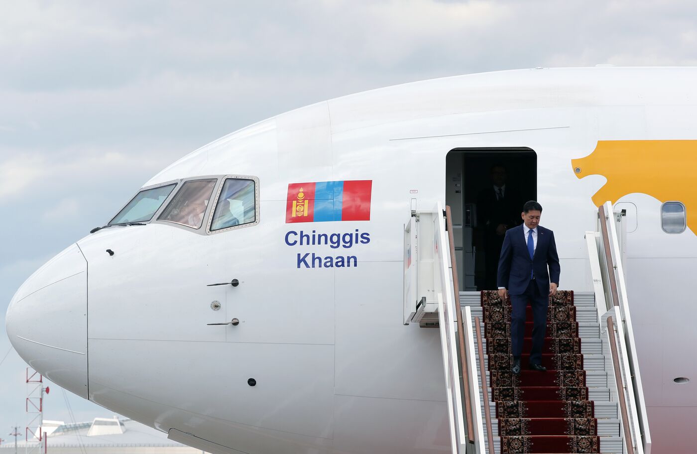 Arrival of President of Mongolia Ukhnaagiin Khurelsukh in Moscow to attend 80th anniversary of Victory