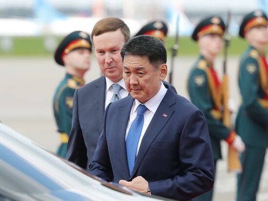 Arrival of President of Mongolia Ukhnaagiin Khurelsukh in Moscow to attend 80th anniversary of Victory