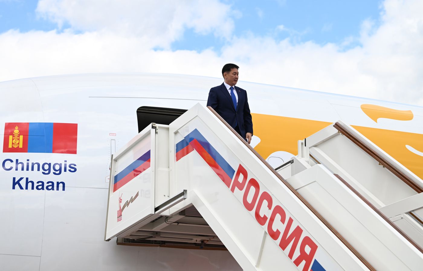 Arrival of President of Mongolia Ukhnaagiin Khurelsukh in Moscow to attend 80th anniversary of Victory