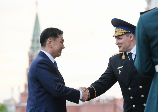 May 7, 2025. President of Mongolia Ukhnaagiin Khurelsukh arrives at the Kremlin for his meeting with President of Russia Vladimir Putin. Right: Commandant of the Moscow Kremlin, Lieutenant General Sergei Udovenko. Location: Russia, Moscow. Author: Alexandr Kryazhev/Sputnik. President of Russia Vladimir Putin meets with President of Mongolia Ukhnaagiin Khurelsukh