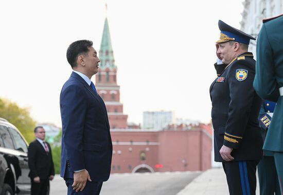 May 7, 2025. President of Mongolia Ukhnaagiin Khurelsukh arrives at the Kremlin for his meeting with President of Russia Vladimir Putin. Right: Commandant of the Moscow Kremlin, Lieutenant General Sergei Udovenko. Location: Russia, Moscow. Author: Alexandr Kryazhev/Sputnik. President of Russia Vladimir Putin meets with President of Mongolia Ukhnaagiin Khurelsukh