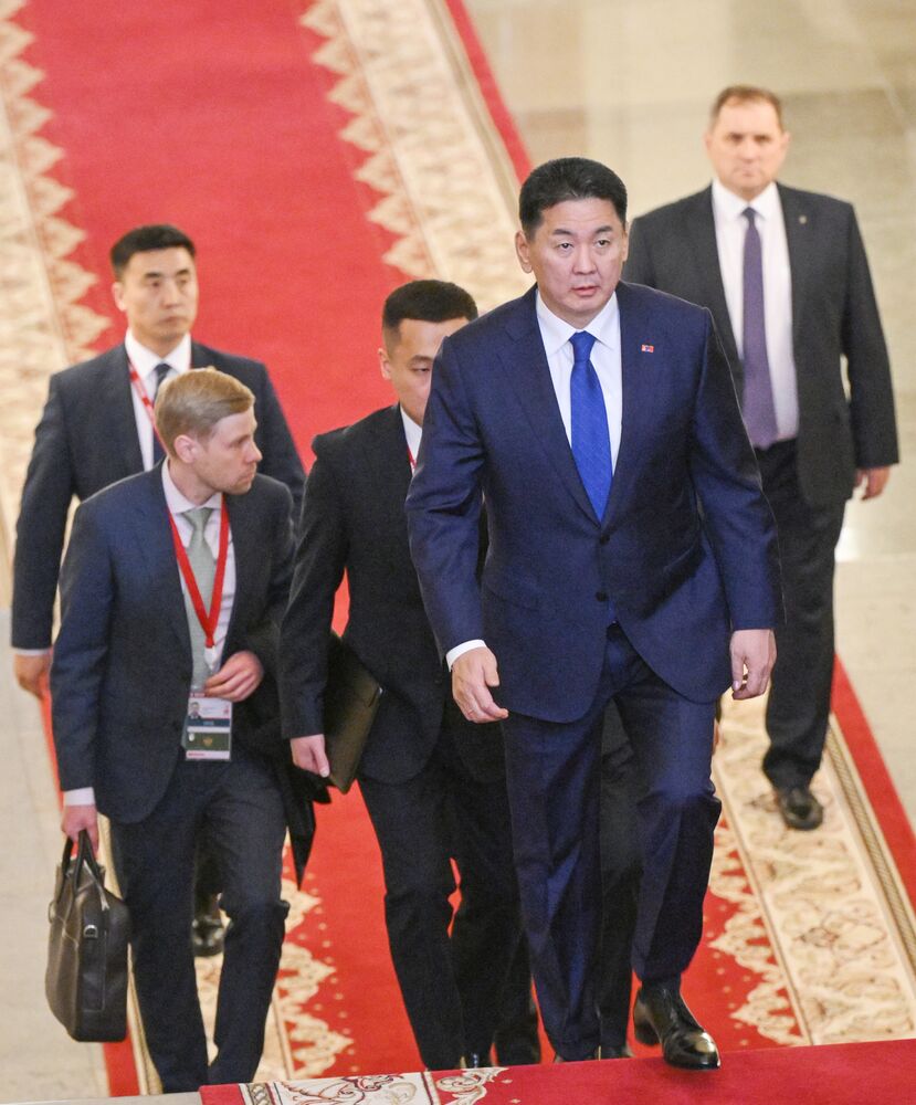 President of Russia Vladimir Putin meets with President of Mongolia Ukhnaagiin Khurelsukh