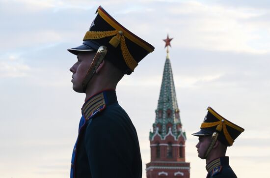 May 7, 2025. The honor guard greets President of Mongolia Ukhnaagiin Khurelsukh, who has arrived at the Kremlin for his meeting with President of Russia Vladimir Putin. Location: Russia, Moscow. Author: Alexandr Kryazhev/Sputnik. President of Russia Vladimir Putin meets with President of Mongolia Ukhnaagiin Khurelsukh