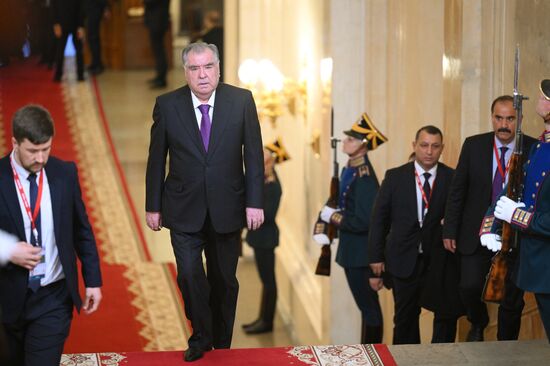 President of Tajikistan Emomali Rahmon arrives in the Kremlin for a gala concert for heads of foreign delegations attending the 80th anniversary of Victory in the Great Patriotic War. Location: Russia, Moscow. Author: Alexandr Kryazhev/Sputnik. Heads of foreign delegations arrive in Kremlin for gala concert