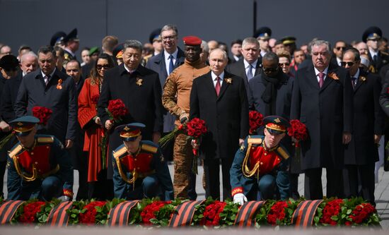 President of Russia Vladimir Putin and foreign leaders at a joint wreath-laying ceremony at the Tomb of the Unknown Soldier in Alexander Garden, Moscow. Russia marks the 80th anniversary of Victory in the Great Patriotic War of 1941-1945. Location: Russia, Moscow. Author: Grigory Sysoev/Sputnik. Wreath-laying ceremony at the Tomb of the Unknown Soldier