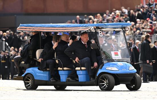 The Belarusian delegation on their way to the wreath-laying ceremony at the Tomb of the Unknown Soldier following the military parade. Russia marks the 80th anniversary of Victory in the Great Patriotic War of 1941-1945. Center: President of Belarus Alexander Lukashenko. Location: Russia, Moscow. Author: Pelagiya Tikhonova/Sputnik. President of Russia Vladimir Putin and foreign leaders at military parade marking 80th anniversary of Victory