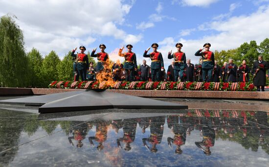 Wreath-laying ceremony at the Tomb of the Unknown Soldier
