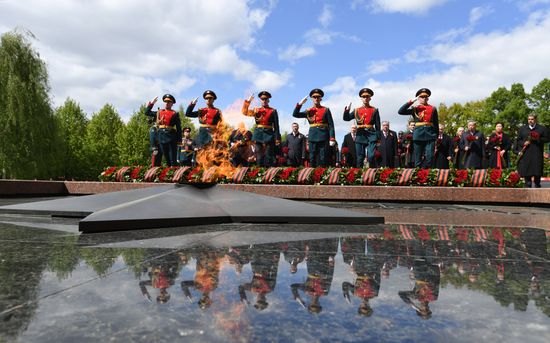 President of Russia Vladimir Putin and foreign leaders at a joint wreath-laying ceremony at the Tomb of the Unknown Soldier in Alexander Garden, Moscow. Russia marks the 80th anniversary of Victory in the Great Patriotic War of 1941-1945. Location: Russia, Moscow. Author: Grigory Sysoev/Sputnik. Wreath-laying ceremony at the Tomb of the Unknown Soldier