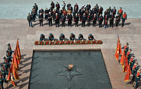 President of Russia Vladimir Putin and foreign leaders at a joint wreath-laying ceremony at the Tomb of the Unknown Soldier in Alexander Garden, Moscow. Russia marks the 80th anniversary of Victory in the Great Patriotic War of 1941-1945. Location: Russia, Moscow. Wreath-laying ceremony at the Tomb of the Unknown Soldier