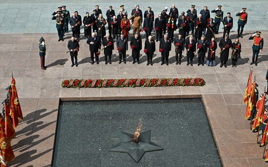 President of Russia Vladimir Putin and foreign leaders at a joint wreath-laying ceremony at the Tomb of the Unknown Soldier in Alexander Garden, Moscow. Russia marks the 80th anniversary of Victory in the Great Patriotic War of 1941-1945. Location: Russia, Moscow. Wreath-laying ceremony at the Tomb of the Unknown Soldier