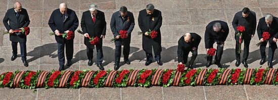 President of Russia Vladimir Putin and foreign leaders at a joint wreath-laying ceremony at the Tomb of the Unknown Soldier in Alexander Garden, Moscow. Russia marks the 80th anniversary of Victory in the Great Patriotic War of 1941-1945. Location: Russia, Moscow. Wreath-laying ceremony at the Tomb of the Unknown Soldier