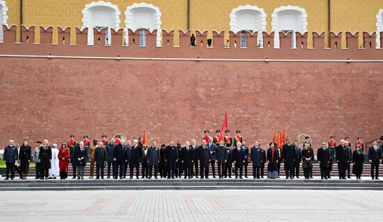 President of Russia Vladimir Putin and foreign leaders at a joint wreath-laying ceremony at the Tomb of the Unknown Soldier in Alexander Garden, Moscow. Russia marks the 80th anniversary of Victory in the Great Patriotic War of 1941-1945. Location: Russia, Moscow. Author: Kirill Zykov/Sputnik. Wreath-laying ceremony at the Tomb of the Unknown Soldier